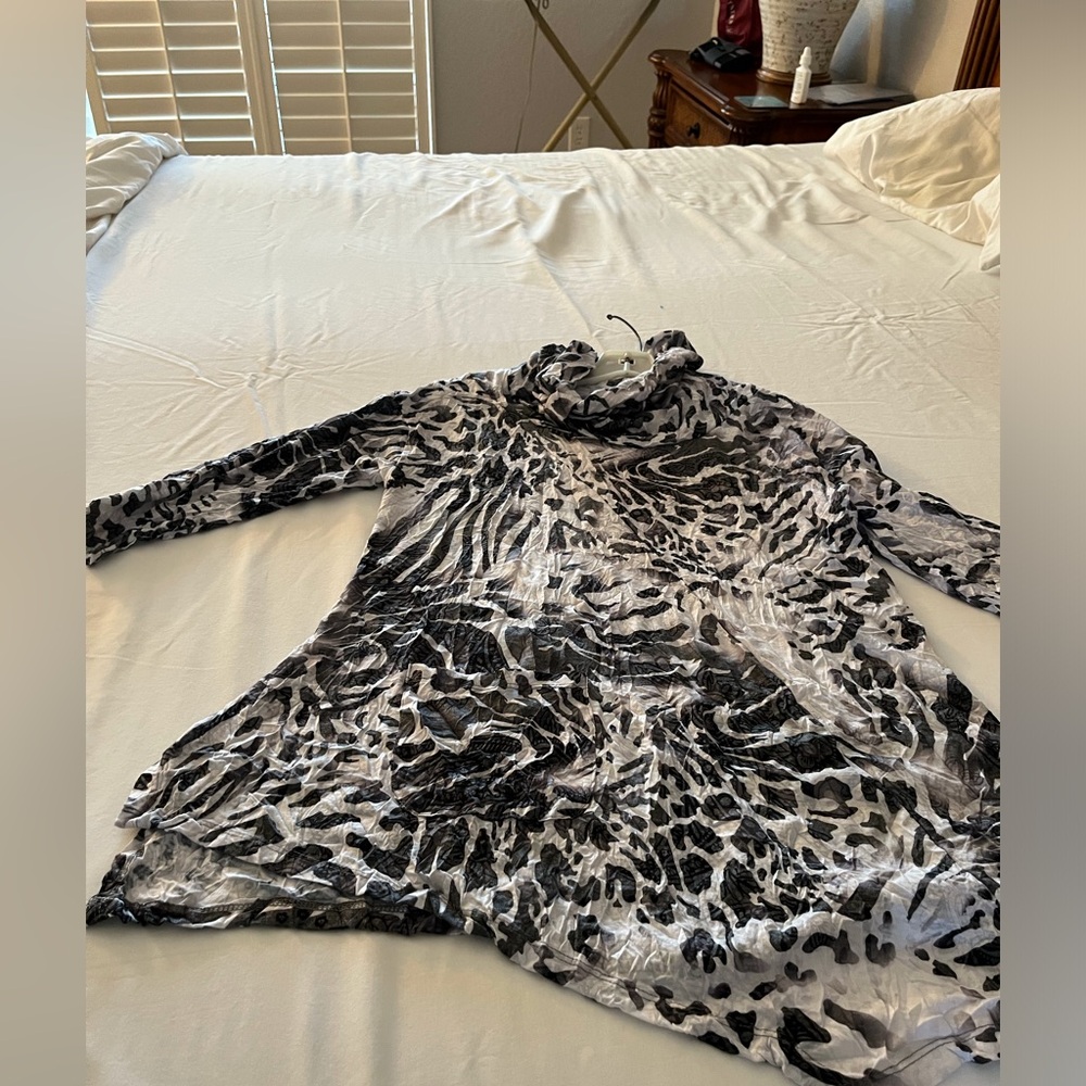 Shane black and whit tunic.  Packable fabric. Size S.  Like new